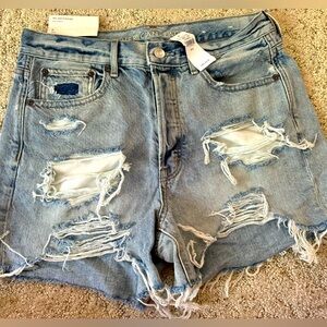 American Eagle - Women’s size 6/28 denim shorts. 90’s mid-rise Boyfriend fit!